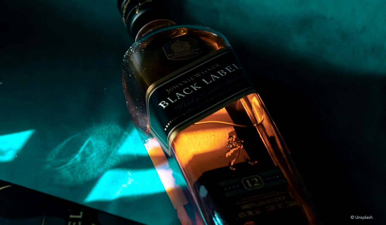 Johnnie Walker e Netflix lanciano una nuova bottiglia di whiskey in edizione limitata. Foto by Marisa Garrido on Unsplash